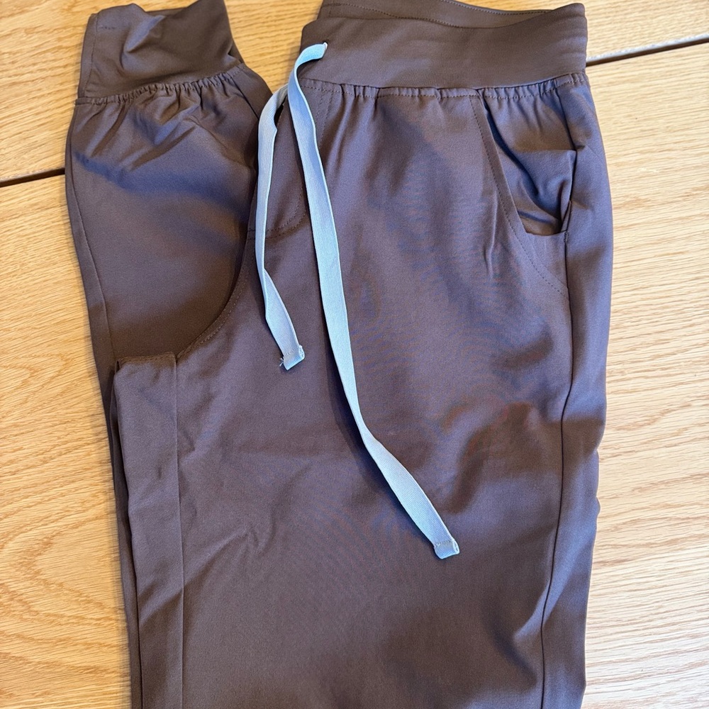 LUX Women’s scrub set - Picture 3 of 3